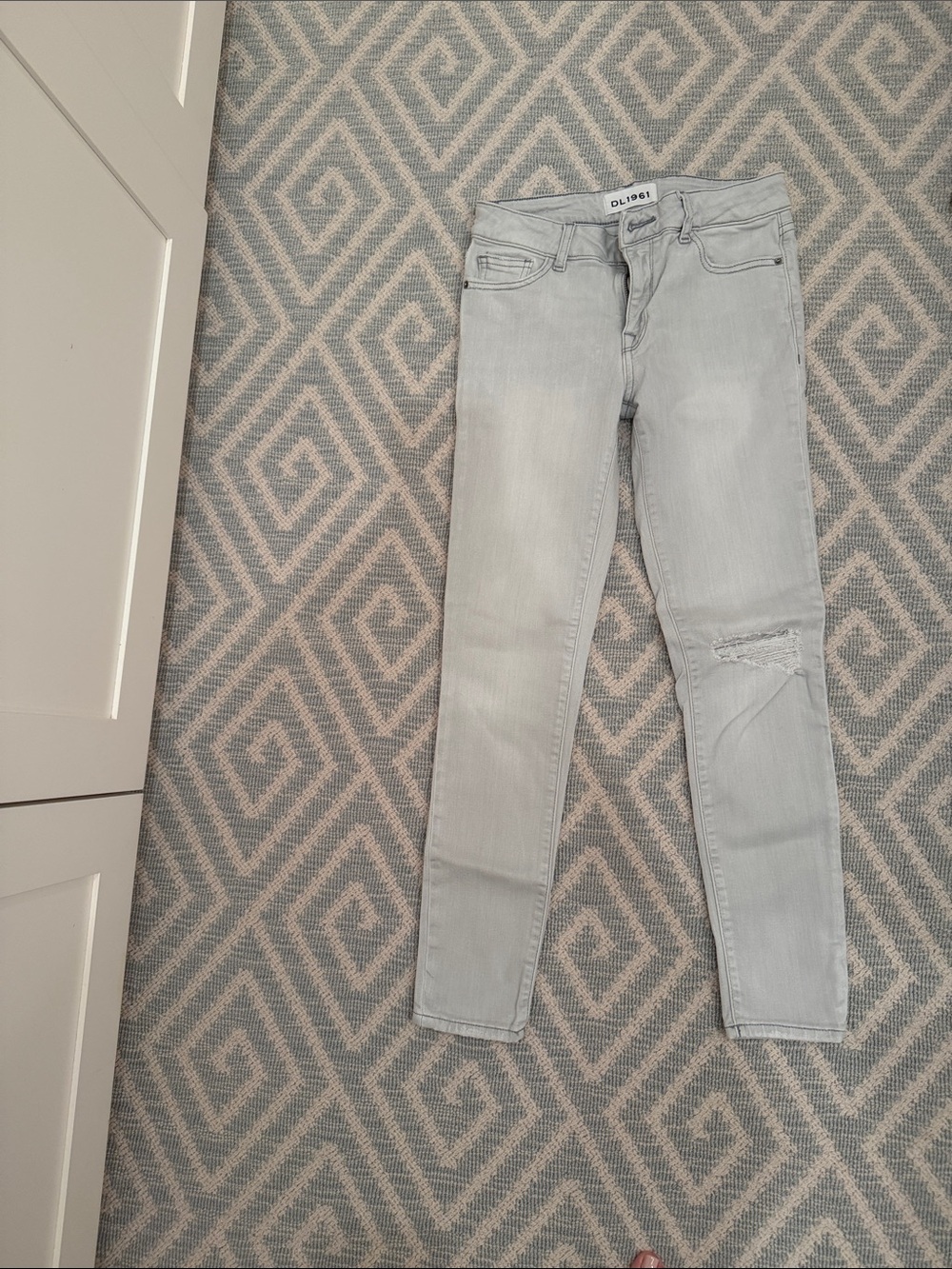 DL1961 Light Gray Skinny Jeans with Knee Tear